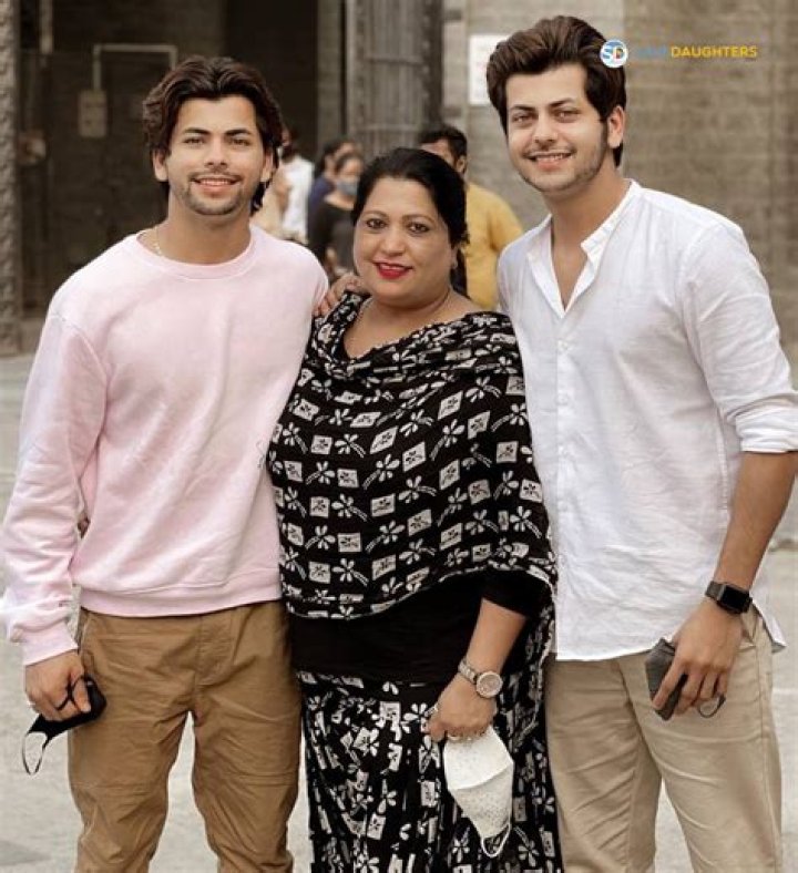 Abhishek Nigam- Net Worth, Age, Ethnicity, Girlfriend, Height, Career