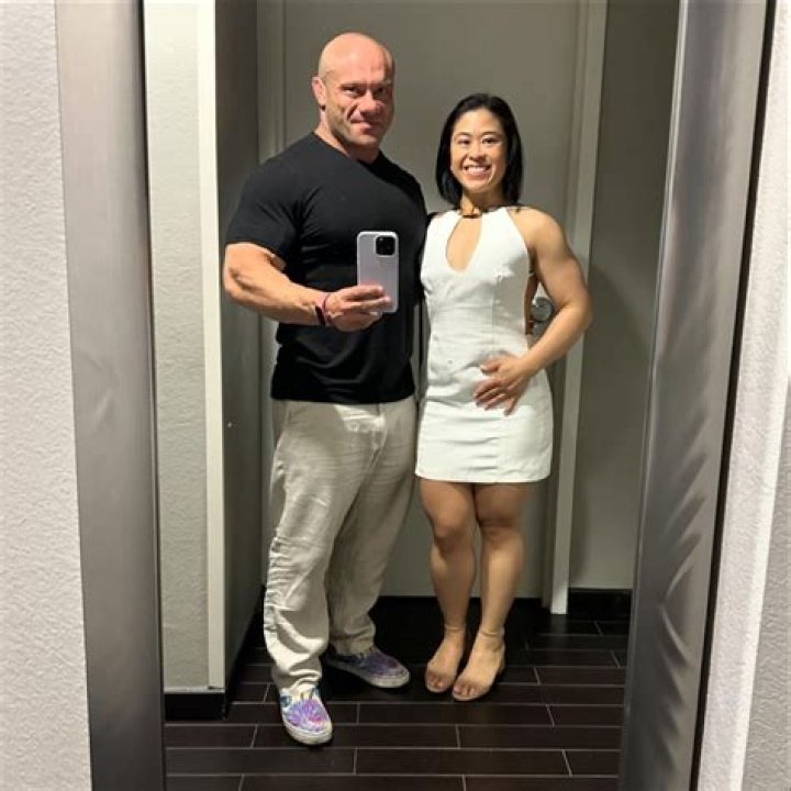 Anthony Weiner Wife, Divorce, Son, Wiki, Net Worth, Height, Girlfriend