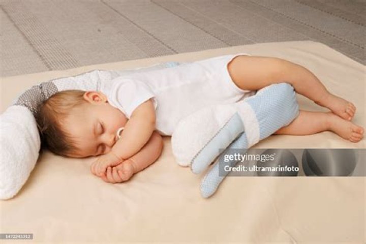 Bébé Qui Dort Sur Le Côté
