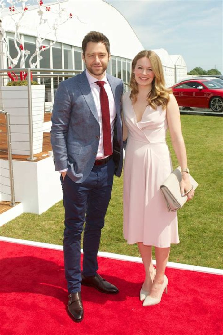 Cara Theobold Bio, Wiki, Boyfriend, Married, Husband, Measurements