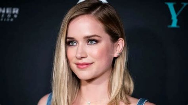 Elizabeth Lail Biography: Movies, Age, Wedding, Net Worth, Height, Married, Husband, Boyfriend, Instagram, Wiki
