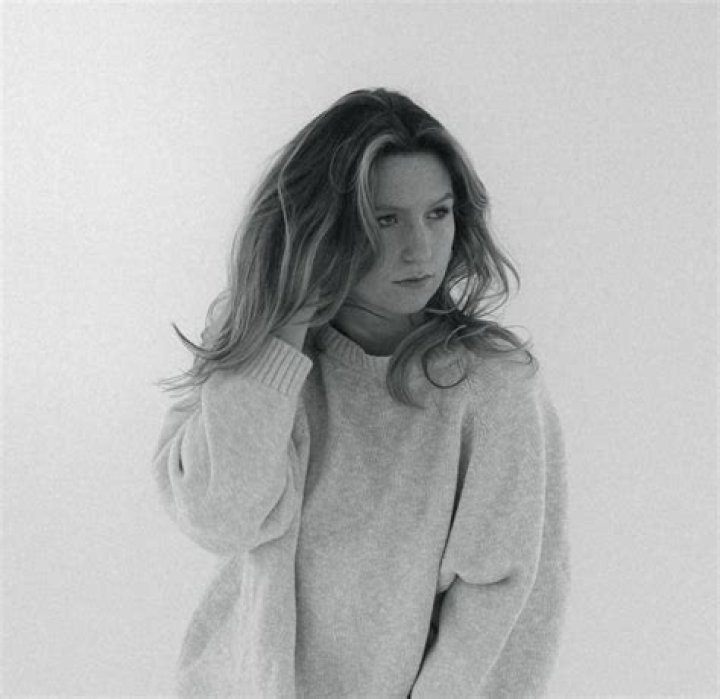 Lisa Curtis drops her emotionally-charged isolation-inspired captivating single "No Rest"