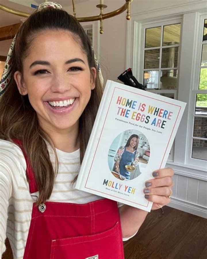 Molly Yeh Biography: Age, Cookbook, Spouse, Net Worth, Height, Parents, YouTube