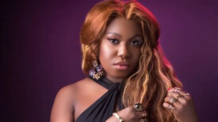Niniola Biography: Songs, Age, Album, Sister, Net Worth, Wikipedia, Husband, Boyfriend, Pictures, Child, Parents