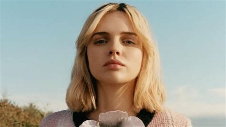 Odessa Young Biography: Height, Age, Teeth, Net Worth, Parents, Movies & TV Shows, Boyfriend, Agent