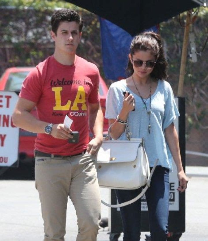 Selena Gomez Dating David Henrie, Moving On From Justin Bieber (PHOTOS)